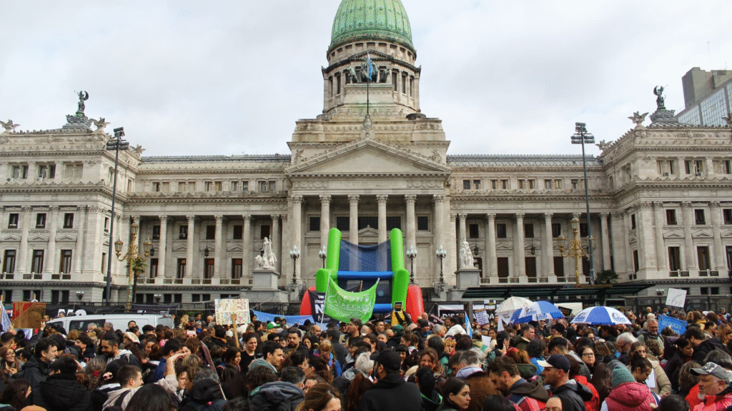 En la calle protestas, en Congreso debaten: que caigan los vetos de Milei