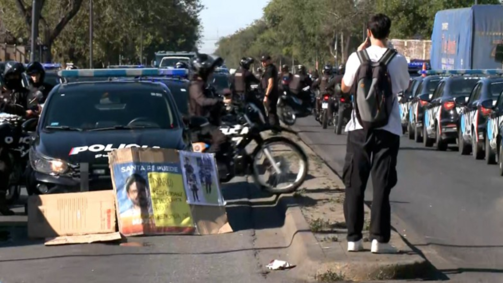 Policías de Rosario se manifestaron contra Pullaro y fueron reprimidos por sus compañeros