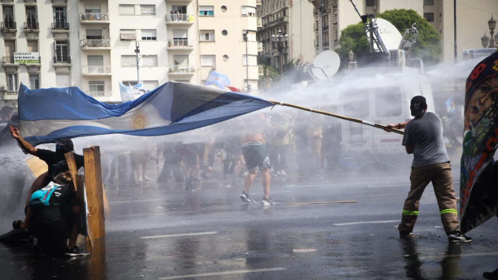 Brutal represión en el Congreso durante la protesta contra la reforma laboral esclavista
