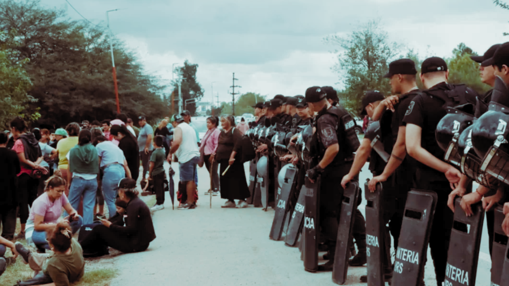 El gobierno de Jaldo reprime a vecinos que protestaban por las inundaciones en La Madrid