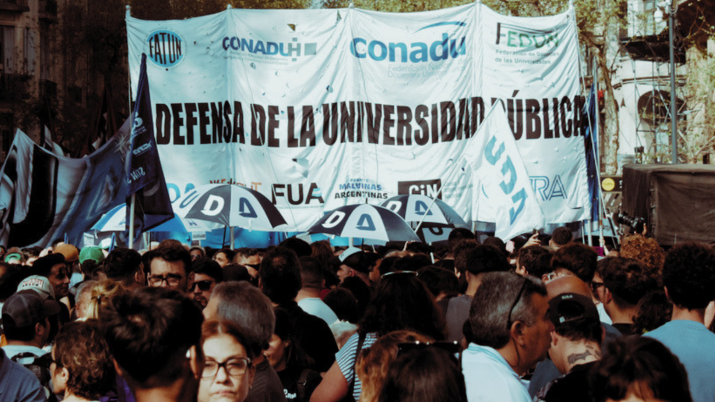 Carpas, clases públicas y organización: la docencia universitaria contra el ajuste