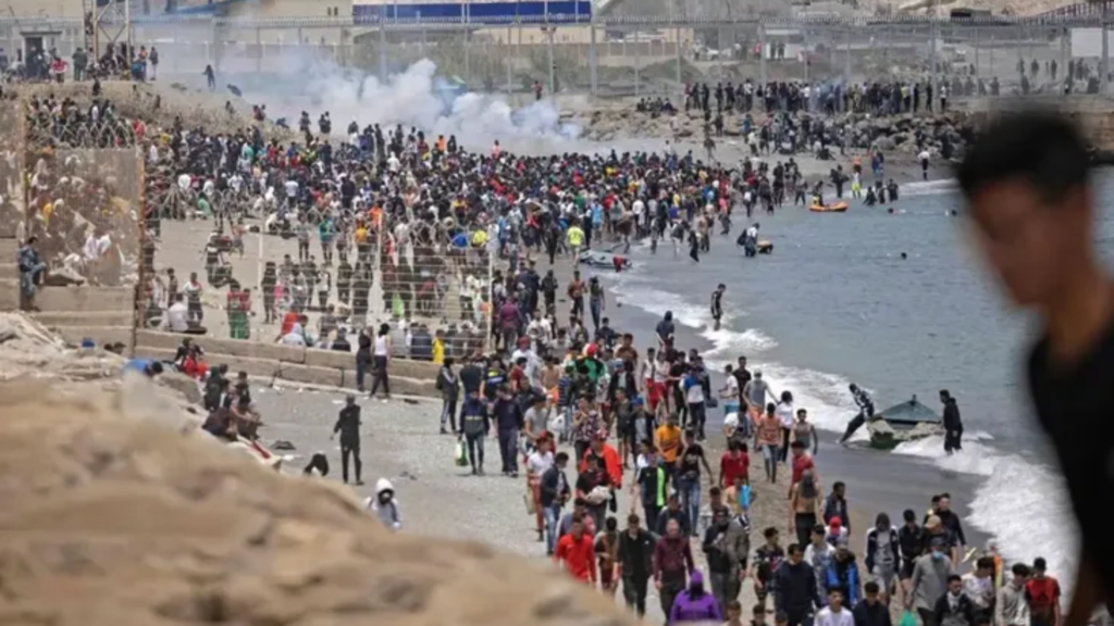 Miles de migrantes cruzaron la frontera entre Marruecos y Ceuta en medio de una nueva crisis humanitaria