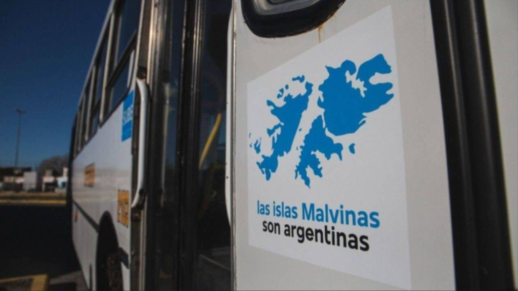 Denuncian que el gobierno y la patronal retiran los logos de las Islas Malvinas de colectivos en distintas provincias