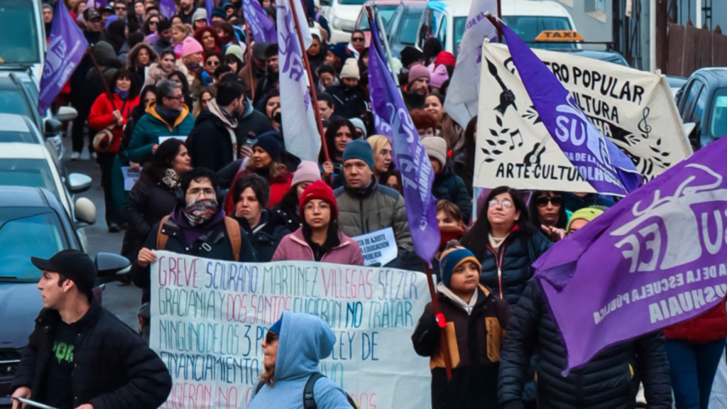 Tierra del Fuego: docentes cumplen tres semanas de paro y rechazan oferta de $59.000 por 7 meses